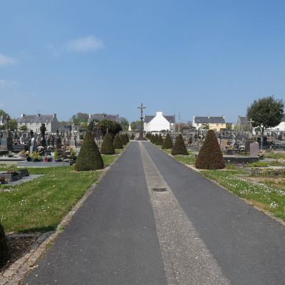 Allée centrale d’un cimetière menant au calvaire