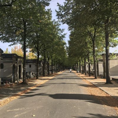 Chapelles funéraires le long d’une allée