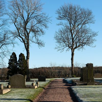 Sentier d’un vieux cimetière par un matin d’hiver