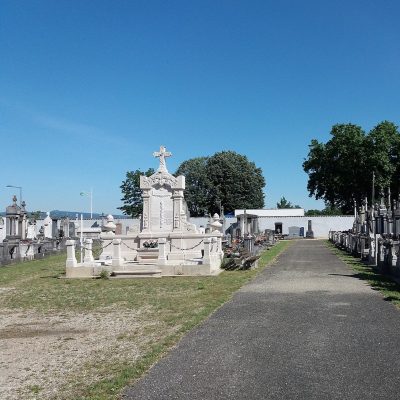 Monuments funéraires sous un ciel bleu