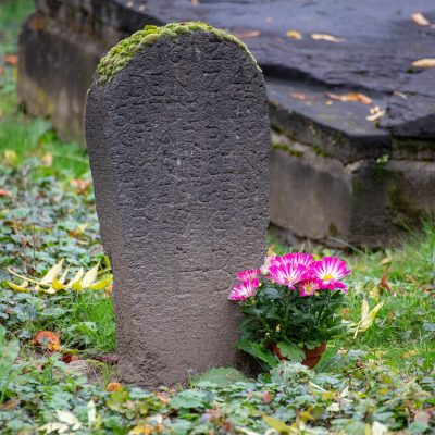 Tombe ancienne fleurie de chrysanthèmes
